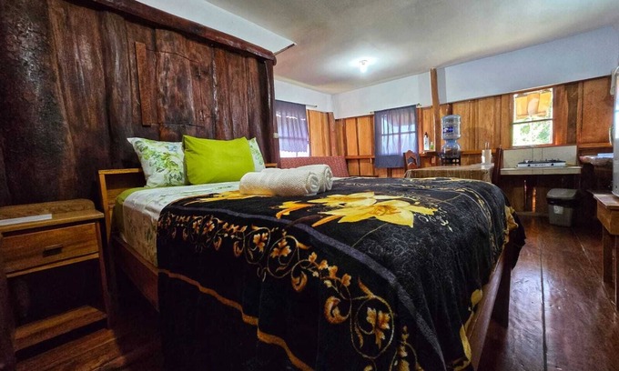 Hopkins Cabaña | Welcoming 1-bedroom rustic cottage in Hopkins Village
