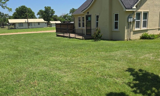 Clarendon Casa | Welcoming 2-bedroom house with HVAC in Clarendon with large lot and court yard
