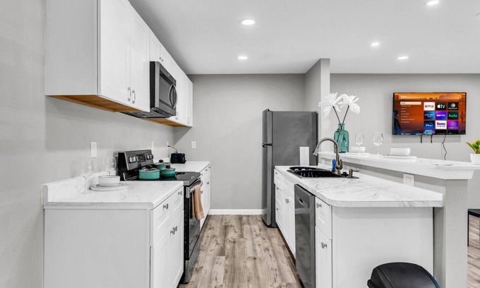 West Arlington Apartamento | Welcoming 2BR Apartment Near Campus and Shops