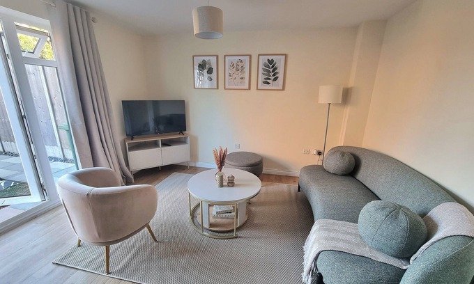 Rugby Casa | Welcoming 4-bedroom townhome with WiFi and parking in charming Rugby