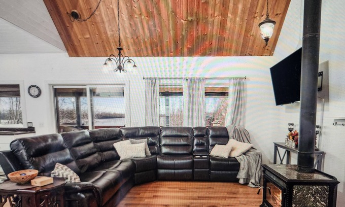 Houston Casa | Welcoming 5-bedroom lakefront house with WiFi in charming Big Lake
