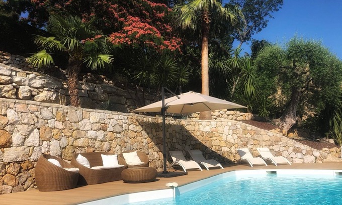 Vence Villa | Acogedora villa con preciosas vistas al mar y piscina inmersa entre olivos.