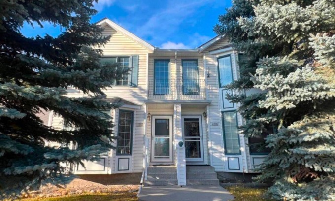 Signal Hill Casa | Welcoming atmosphere| 1 Master bedroom &2 Private Rooms | Shared Spaces