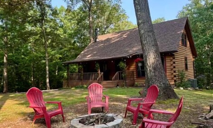Cartersville Cabina | Welcoming Cabin near Lake Point Sports in Cartersville-Sleeps 9