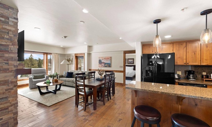 Tamarack Condominio | Welcoming Condo|Fireplace and Patio