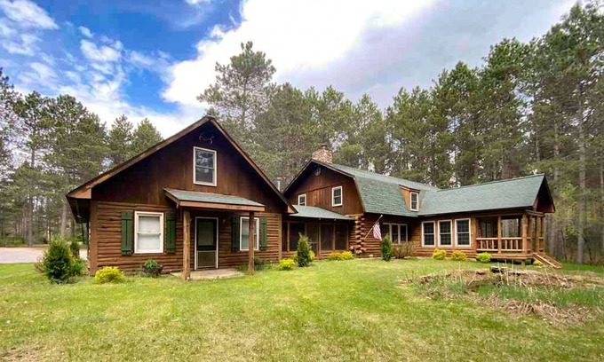 Mauston Cabina | Welcoming dog-friendly cabin with firepit, screened-in porch, game room, & yard