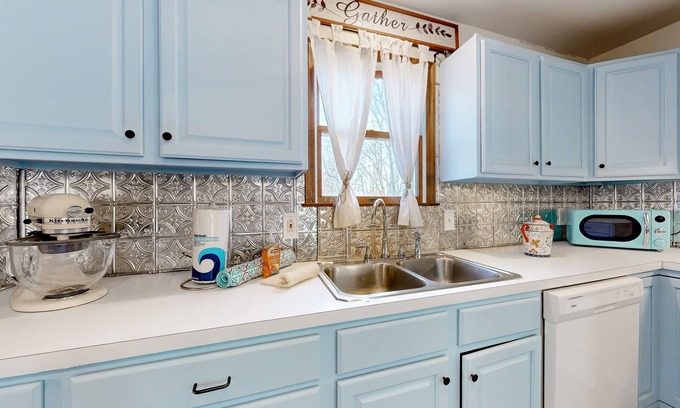 Jim Thorpe Casa | Welcoming home near the lake with pool, firepit, ice cream maker, toys, & W/D
