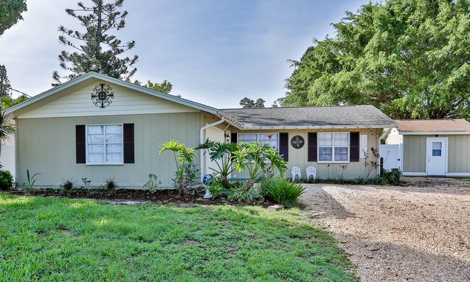South Gate Ridge Casa | Welcoming home with enclosed yard, gas grill, bikes, deck, washer/dryer, and AC