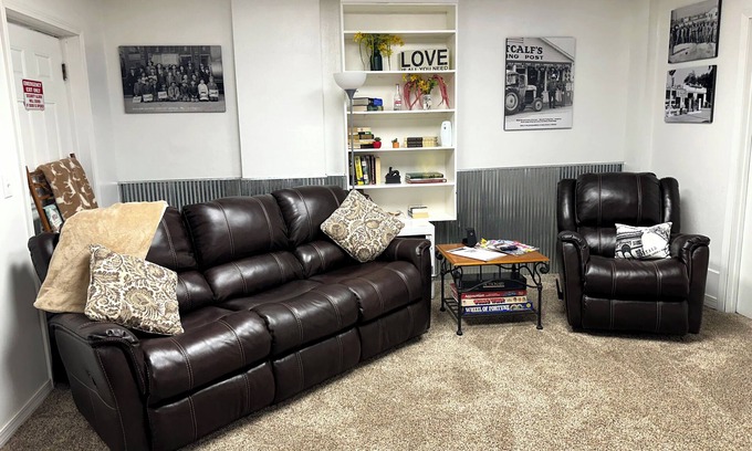 Neosho Apartamento | Welcoming & large, cozy apartment, front door parking, 1 minute walk to downtown