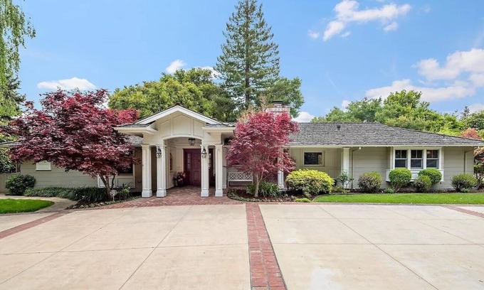 Fair Oaks Casa | Welcoming Mansion Estate with AC, Pool and Backyard in Menlo Park