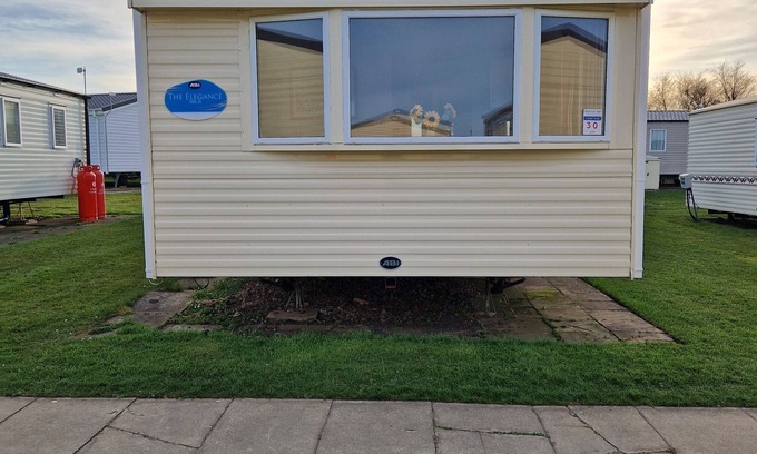 Whitley Bay Casa | Welcoming mobile home with WiFi in Whitley Bay 450m to beach, swimming pool, bar