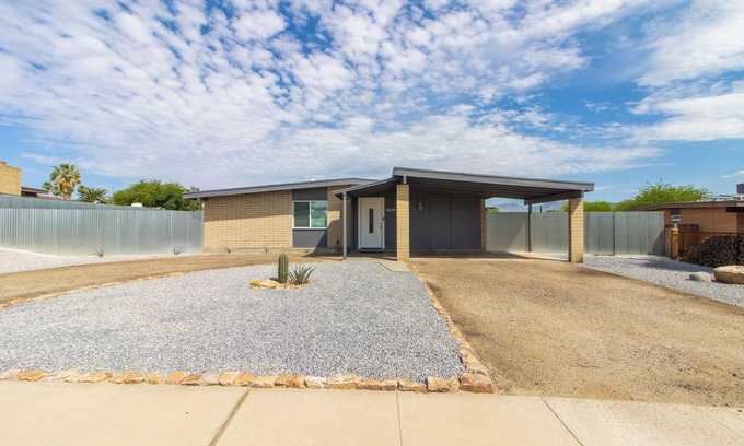 Tucson Casa | Welcoming to Lincoln Haus, East side Tucson with Fire Pit.