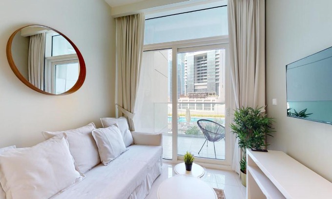 Downtown Dubai Apartamento | WelHome - Cozy 1BR With Private Balcony Steps From the Canal