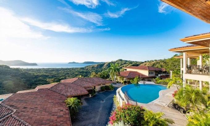 Playa Panamá Condominio | New Listing! Well appointed 3 bedroom Condo with Expansive Ocean Views