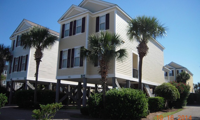 Surfside Beach Casa | CASA DE PLAYA BIEN NOMBRADA EN LA COMUNIDAD FRENTE AL MAR CON PISCINA
