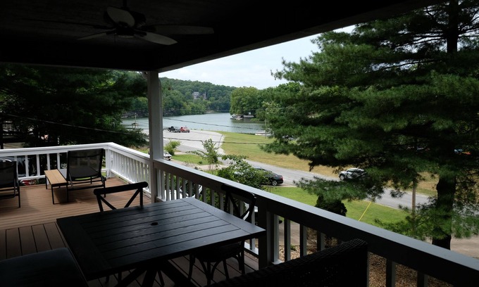 Bella Vista Casa | Well-appointed bungalow on kayak/fishing lake steps from Back 40Trailhead