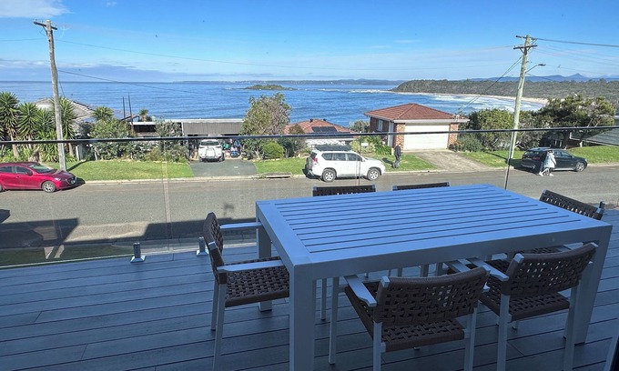 Shoalhaven Casa | Well appointed holiday house with views to Green Island