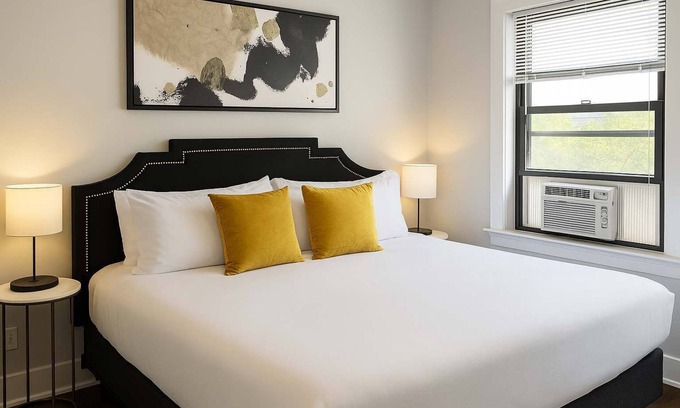 Chicago Apartamento | Well-Appointed &Vibrant 2BR Apt