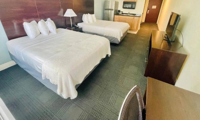 Cuero Casa | Well-Designed Hotel, 2 Beautiful Units, Pool, Minutes to Yorktown Country Club