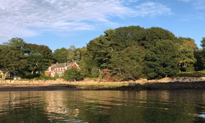 Manchester-by-the-Sea Casa | Well-equipped family-sized beach front townhouse