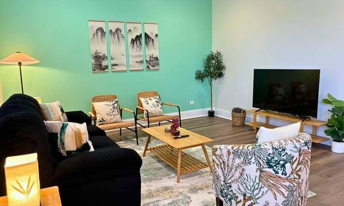 North Evanston Apartamento | Well-Equipped 2BR Unit with Parking