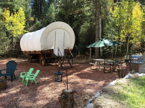 Alton Otro | Well-Equipped Conestoga Wagon Rental for a Family Vacation in Alton, Utah
