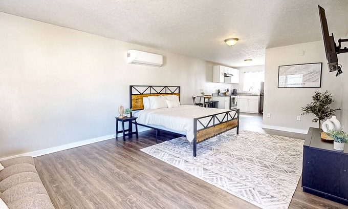 La Follette Apartamento | Well-equipped downtown studio with firepit, fast WiFi, streaming, BBQ, kitchen