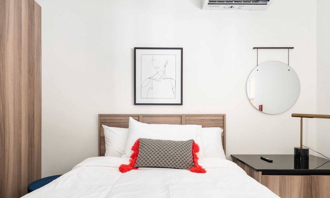 Latin Quarter Apartamento | Well-equipped room in Quartier des Spectacles