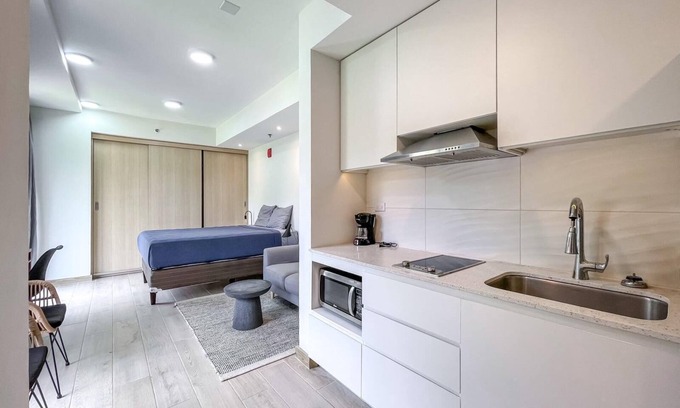 Crawfish Rock Condominio | Well Equipped Studio in Roatan's Tallest Tower