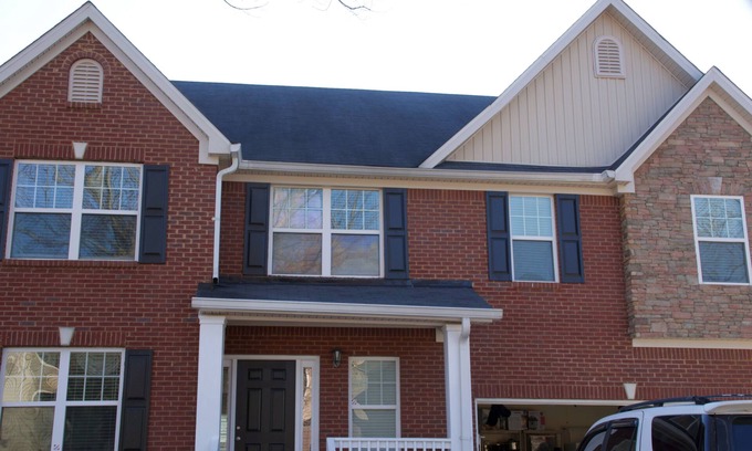 Snellville Casa | Well-furnished house with modern appliances, apartment-size master bedroom