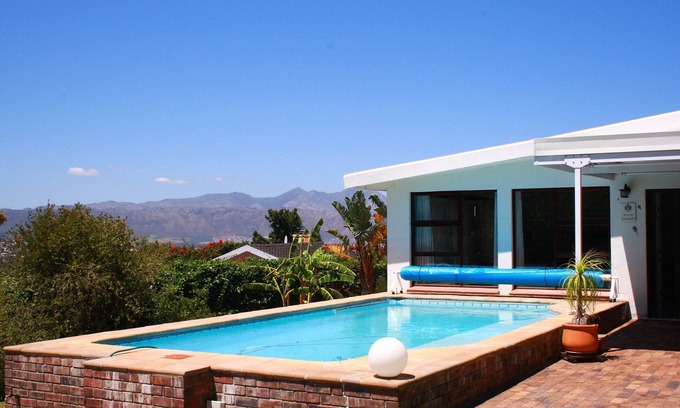 Somerset West Villa | Villa bien amueblada con piscina, fantásticas vistas de False Bay y Helderberg