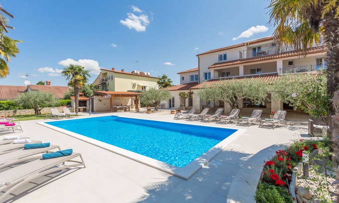 Mali Maj Apartamento | Well-kept garden with pool and barbecue, air conditioning, close to the beach