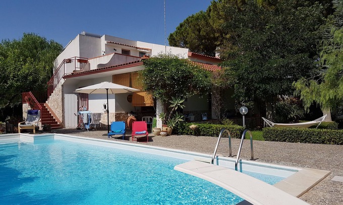 Fontane Bianche Casa | Casa de vacaciones bien cuidada con piscina y amplio jardín junto al mar.