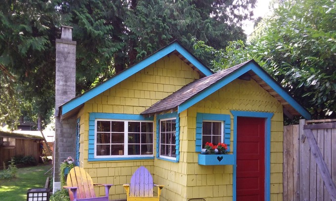 Roberts Creek Cabaña | Well Located Country Cottage with Japanse Hot Tub