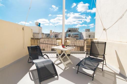 Kalkara Casa | Well Located Townhouse & Courtyard Kalka - Happy Rentals
