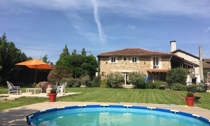 Chabanais Casa | Casa de campo grande bien mantenida con amplio jardín y piscina.