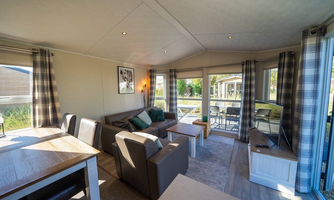 Municipality of Hellevoetsluis Chalet De Esquí | Chalet bien cuidado con terraza