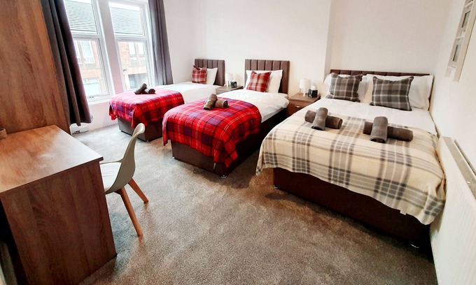 Bellshill Apartamento | Well presented flat with 3 beds and a sofa bed, right by Bellshill station with great on-street p...