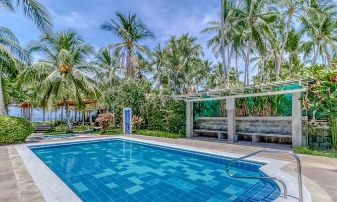 Puntarenas Apartamento | Villa bien situada en propiedad frente al mar con piscina y jardines compartidos.