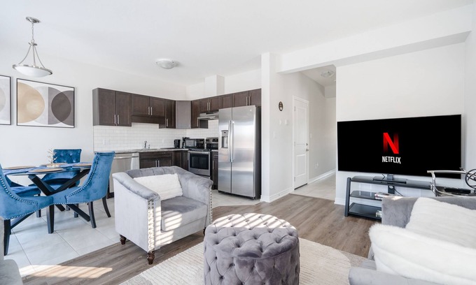 Welland Casa | Welland’s Modern & Stylish 3-Bedroom Townhouse Near Niagara Falls