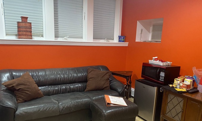 Wellesley Casa | Wellesley. 1 mi. Babson, Wellesley collge- sep entry, AC, full bath,mwave,fridge