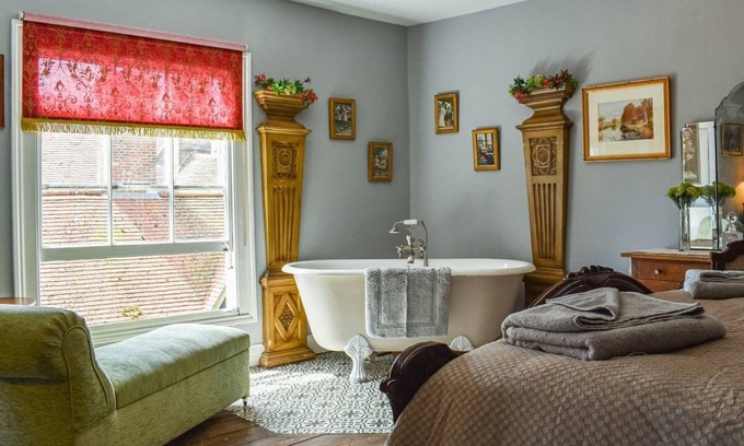 Old Town Hastings Casa | WELLESLEY’S RETREAT - Romantic luxury High Street apartment