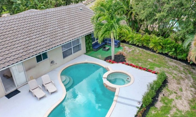 Versailles Casa | Wellington Cozy House with Private Pool