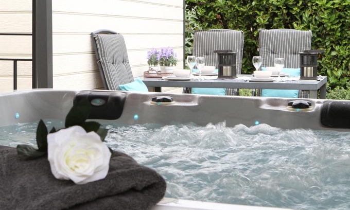 Municipality of Ermelo Chalet De Esquí | Wellness huisje Eekhoorn met Jacuzzi op de Veluwe