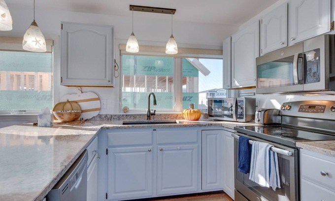 Wells Beach Cabaña | Wells Beach House w/ Ocean-view Deck