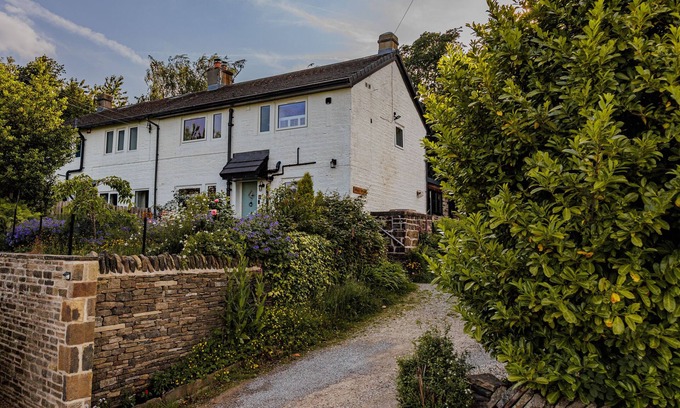 Holmfirth Cabaña | WELLS COTTAGE, pet friendly, character holiday cottage in Holmfirth
