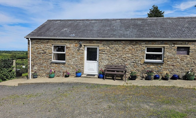 Plwmp Cabaña | Welsh Coastal Cottage nr Llangrannog & New Quay with Donkeys & woodburner