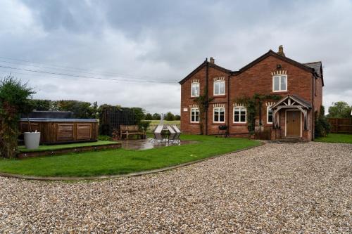 Overton-on-dee Casa | Welsh Cottage with Hot Tub - Jubilee House