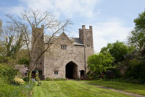 Mathern Casa | Welsh Gatehouse, Historic Castle which can cater for Electric Vehicle