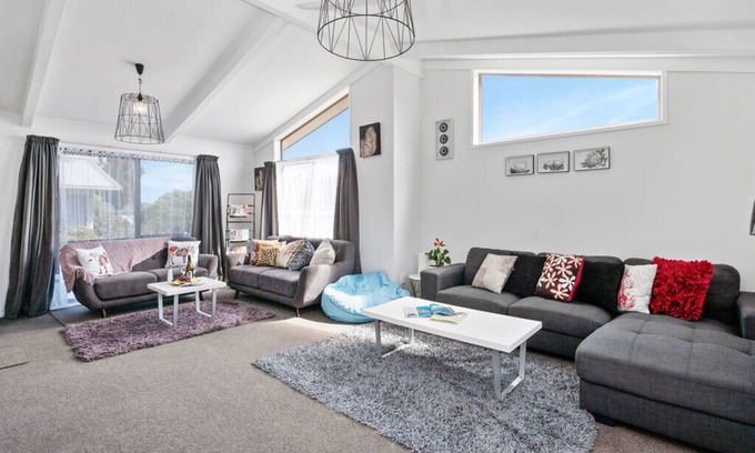 Two Mile Bay Cabaña | Wendy’s Bach - Taupo Holiday Home